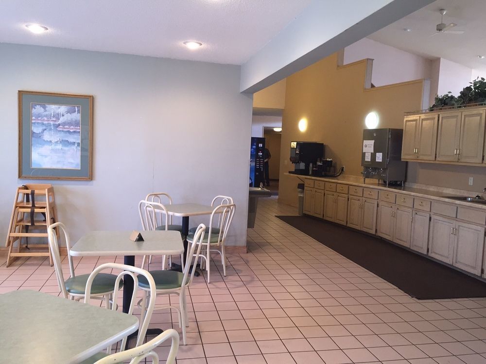 Boarders Inn & Suites By Cobblestone Hotels Superior Exterior photo
