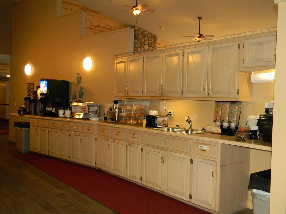 Boarders Inn & Suites By Cobblestone Hotels Superior Exterior photo