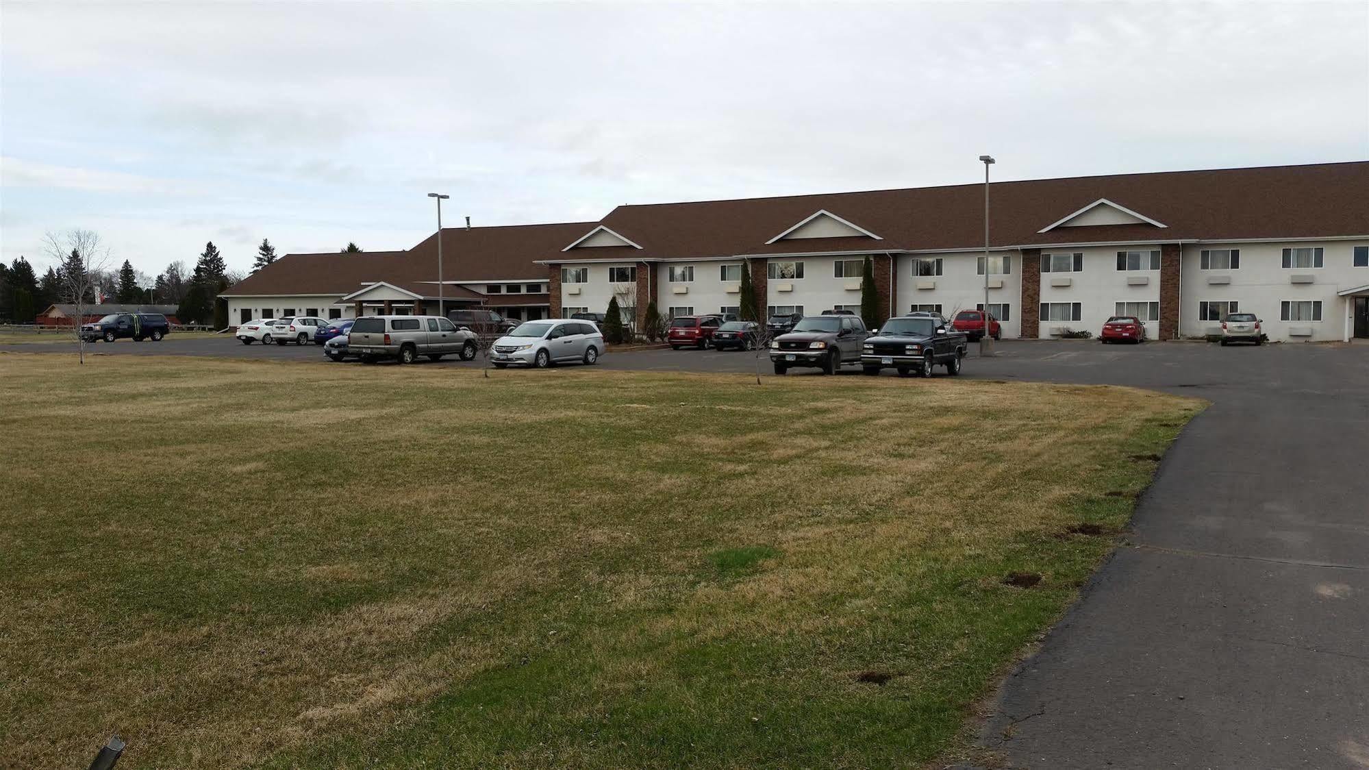 Boarders Inn & Suites By Cobblestone Hotels Superior Exterior photo