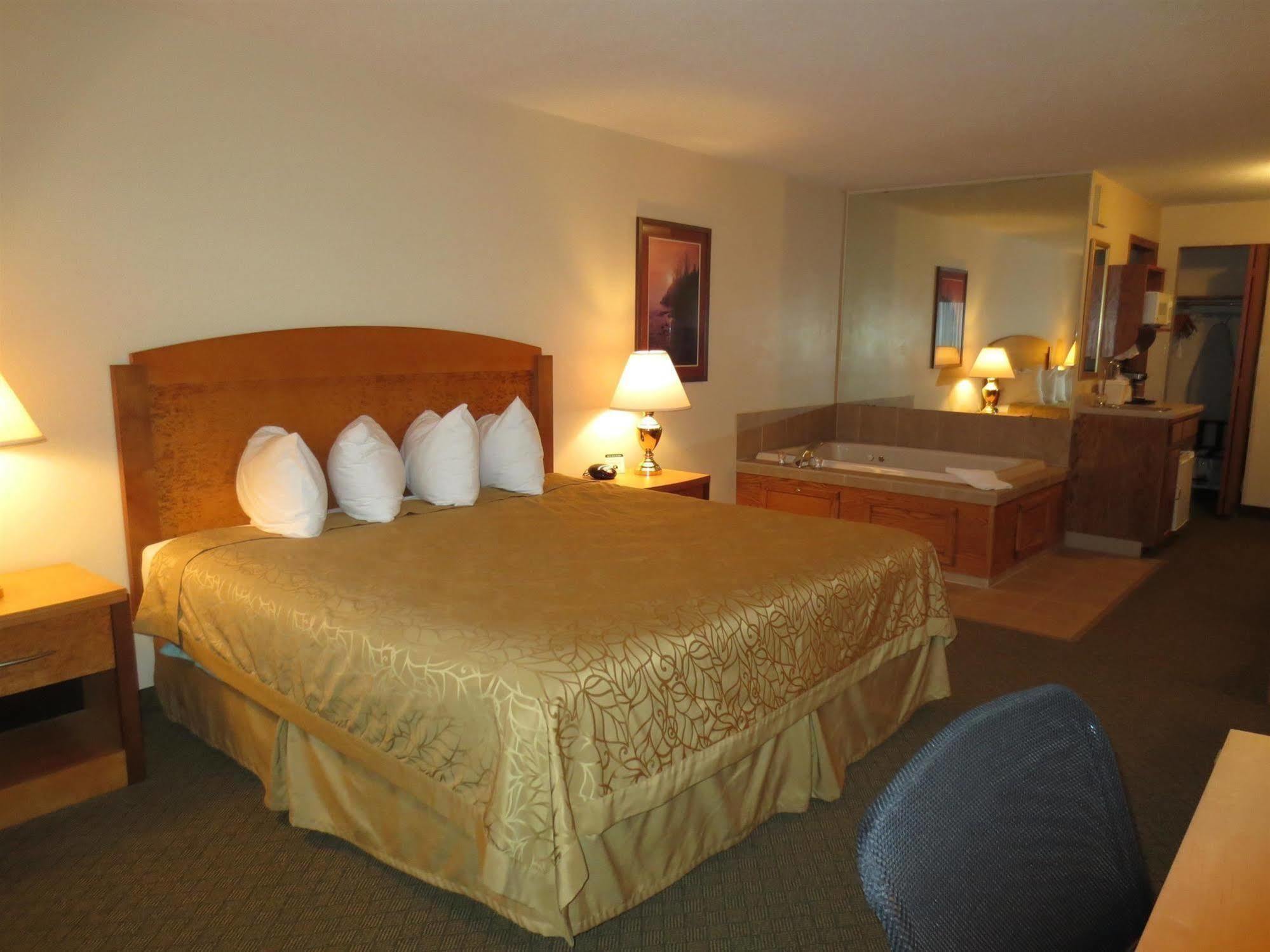 Boarders Inn & Suites By Cobblestone Hotels Superior Exterior photo