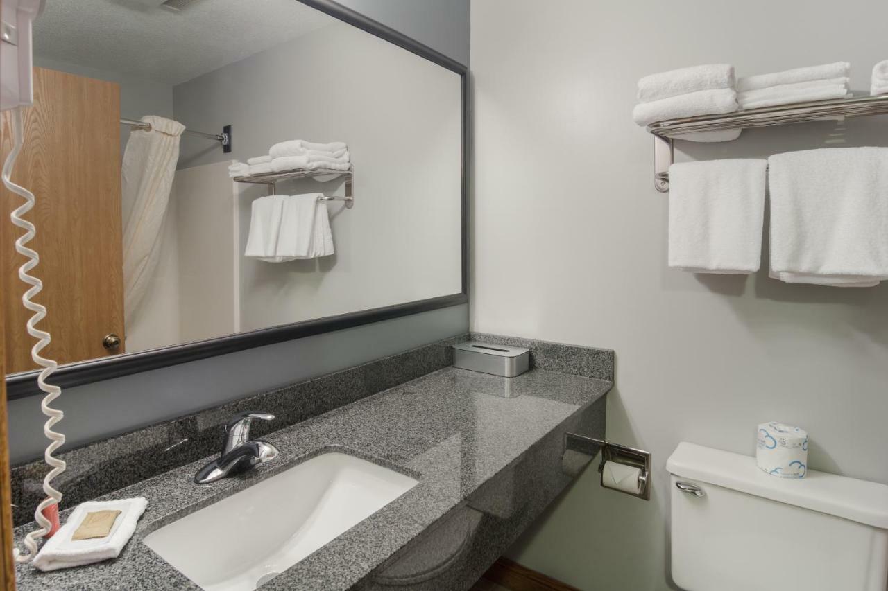 Boarders Inn & Suites By Cobblestone Hotels Superior Exterior photo