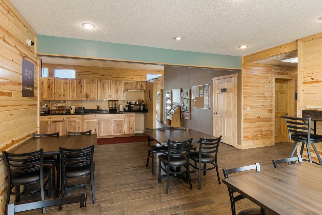 Boarders Inn & Suites By Cobblestone Hotels Superior Exterior photo