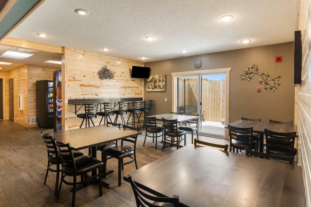 Boarders Inn & Suites By Cobblestone Hotels Superior Exterior photo