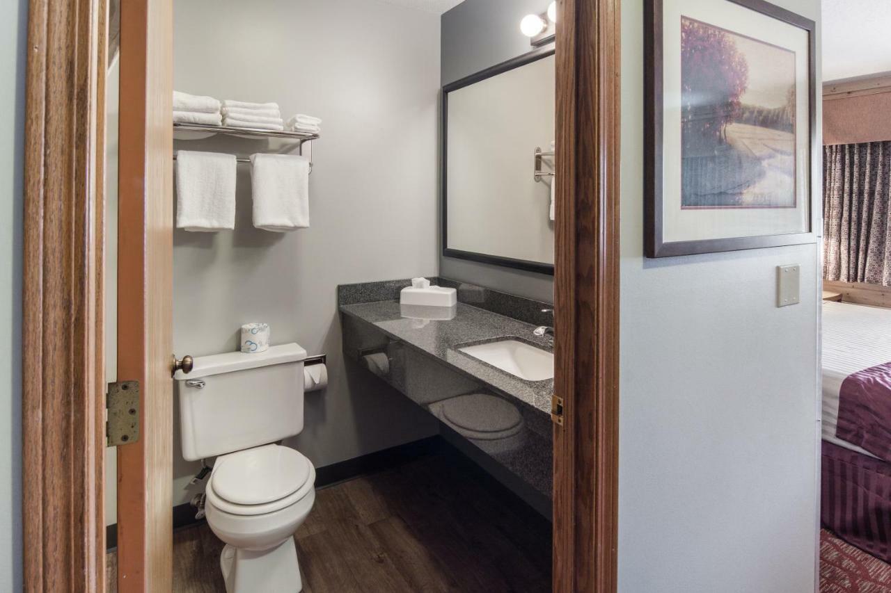 Boarders Inn & Suites By Cobblestone Hotels Superior Exterior photo